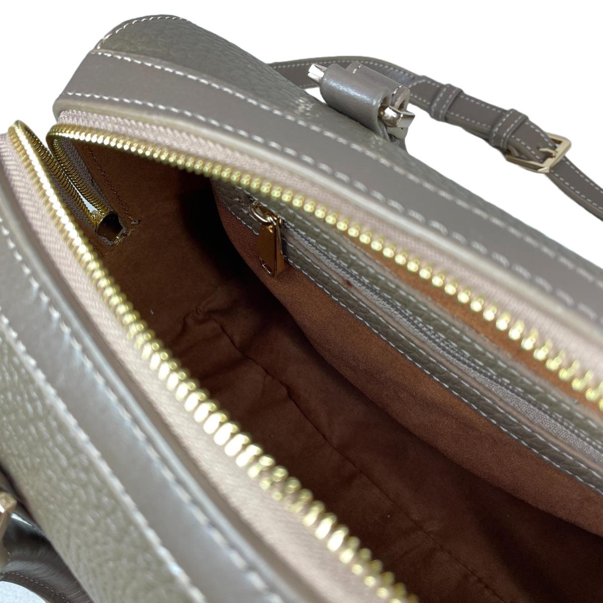 Interior lining with slip and zip pockets, beige barrel bag