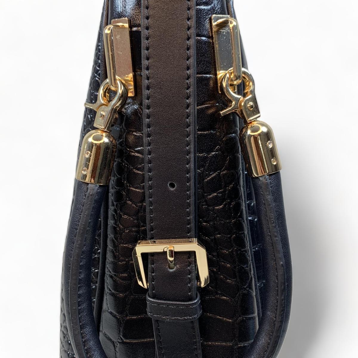 Detachable adjustable leather shoulder strap, gold hardware detail